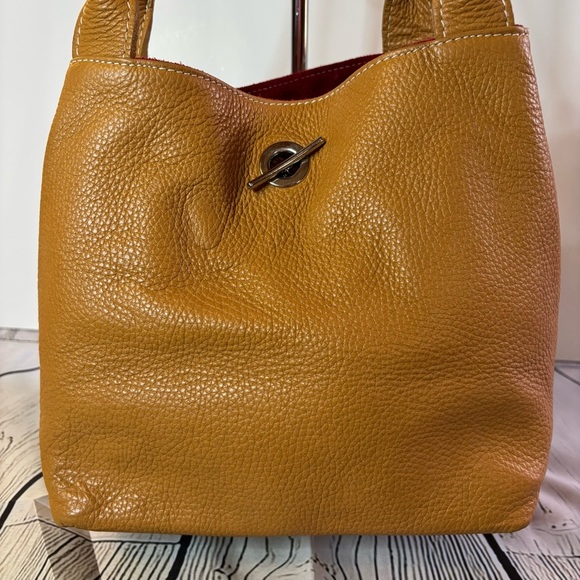 Pebbled Leather Tan Bucket Bag Red Suede Interior w/ attached Suede Cosmetic Bag - Picture 4 of 12